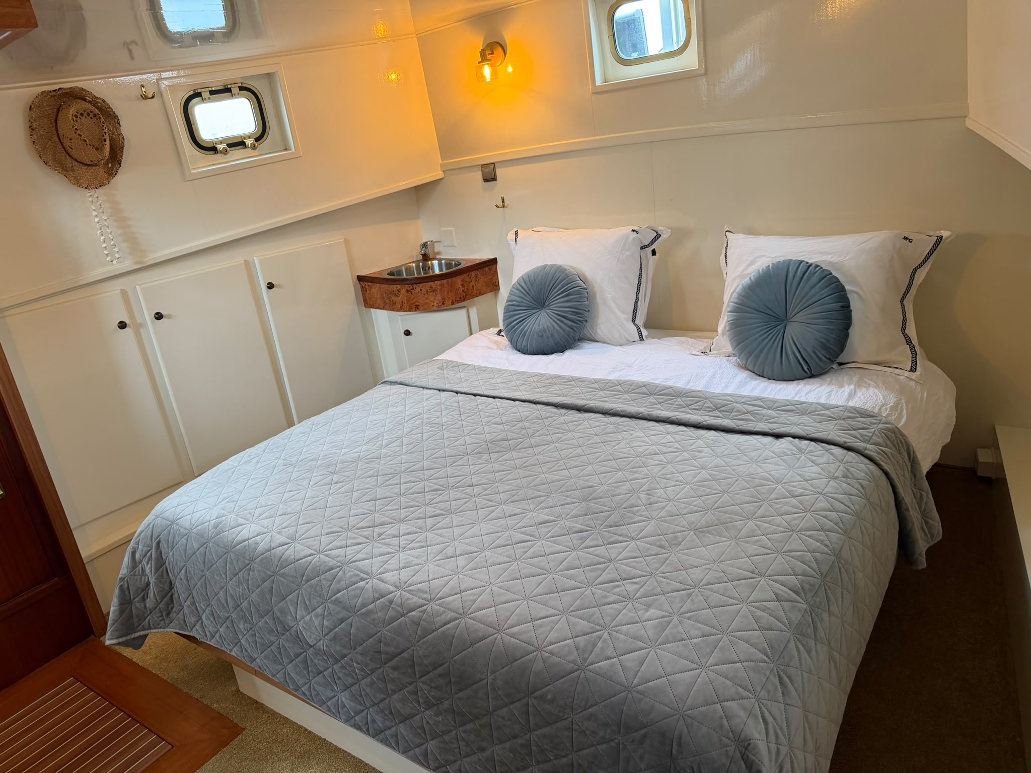 Master bedroom met tweepersoonsbed aan boord van Norderney