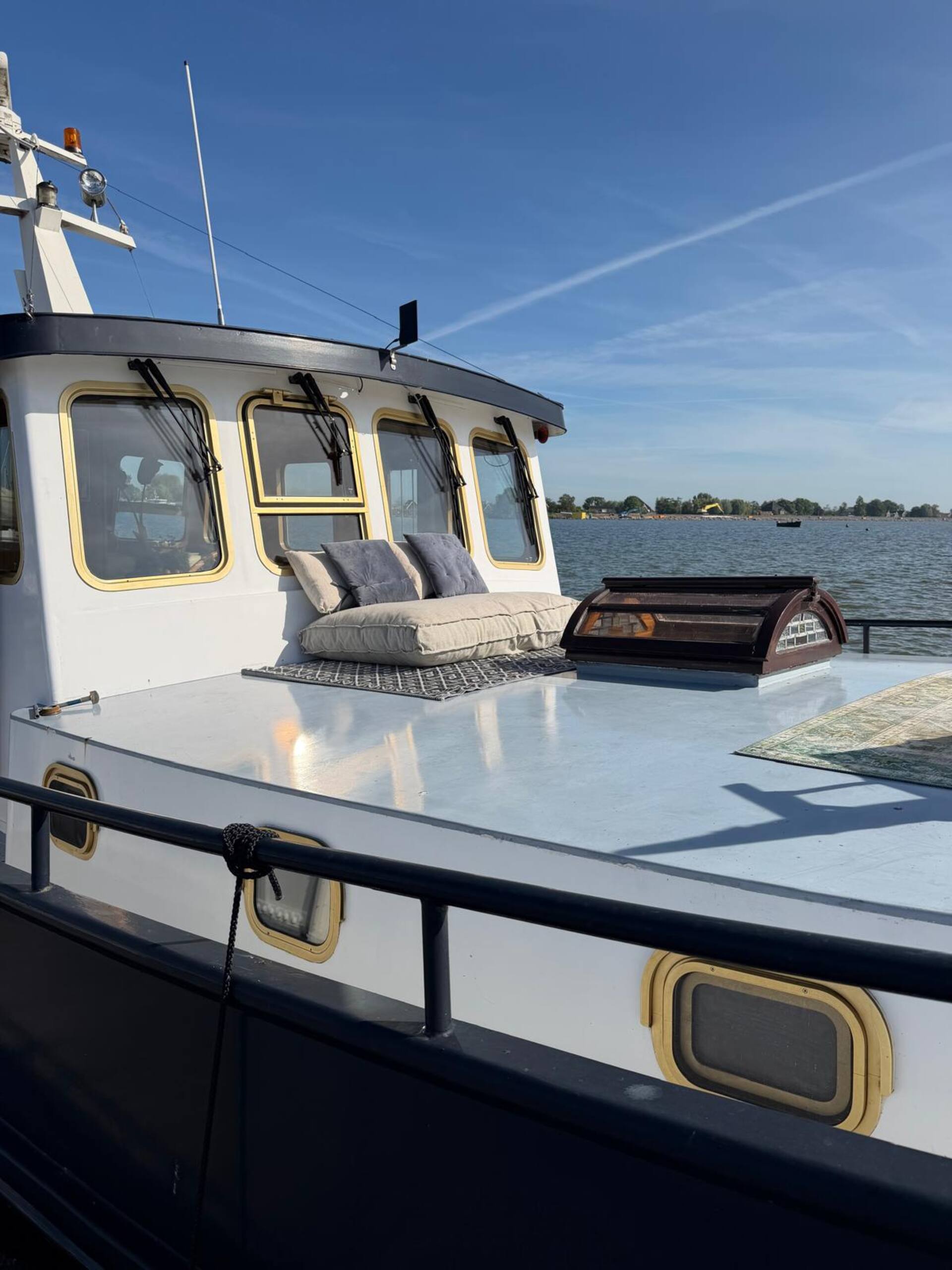 Zitplek op het dek van Norderney met uitzicht over het water