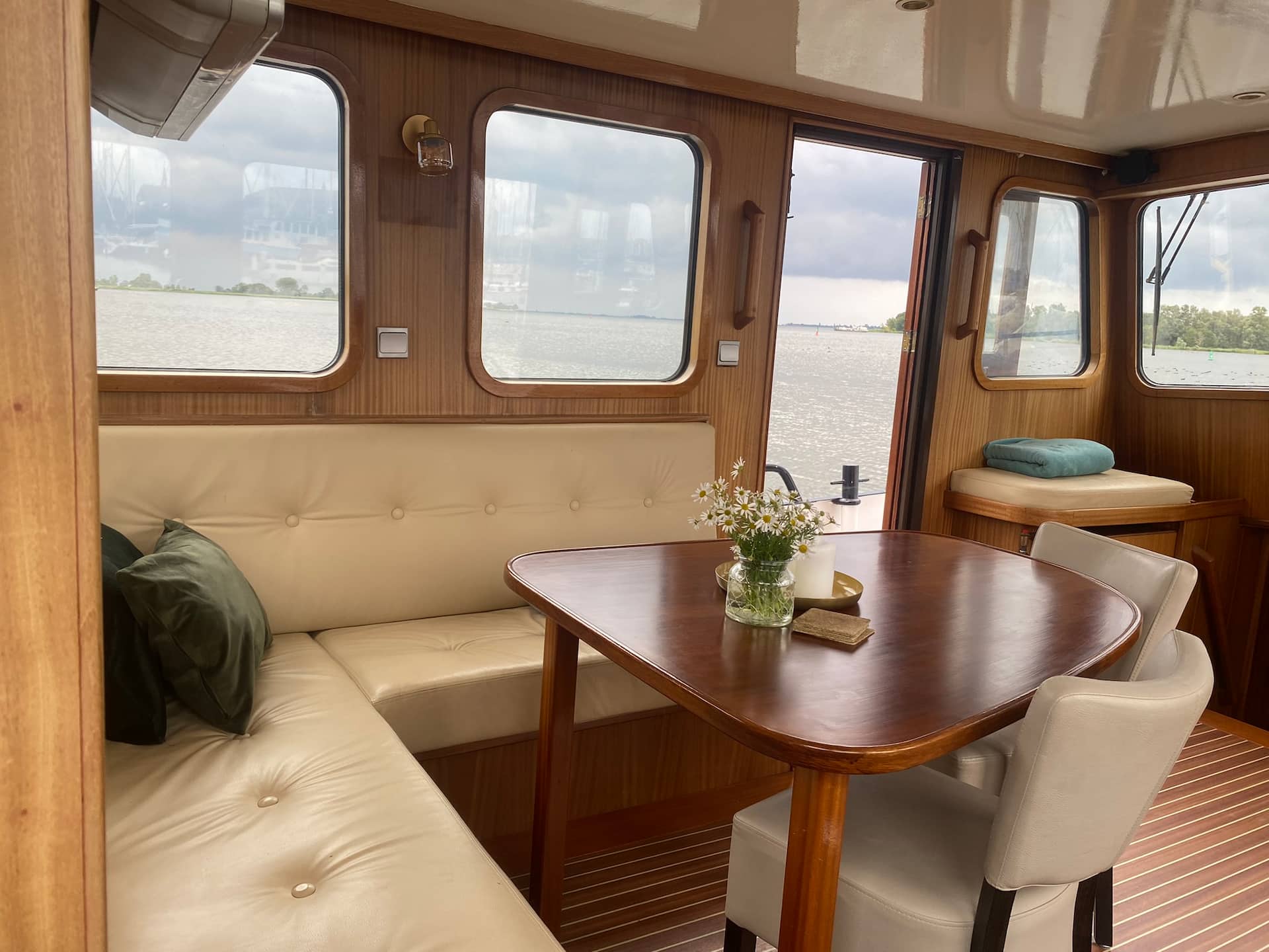 Stuurhut met eettafel en uitzicht over de Gouwzee