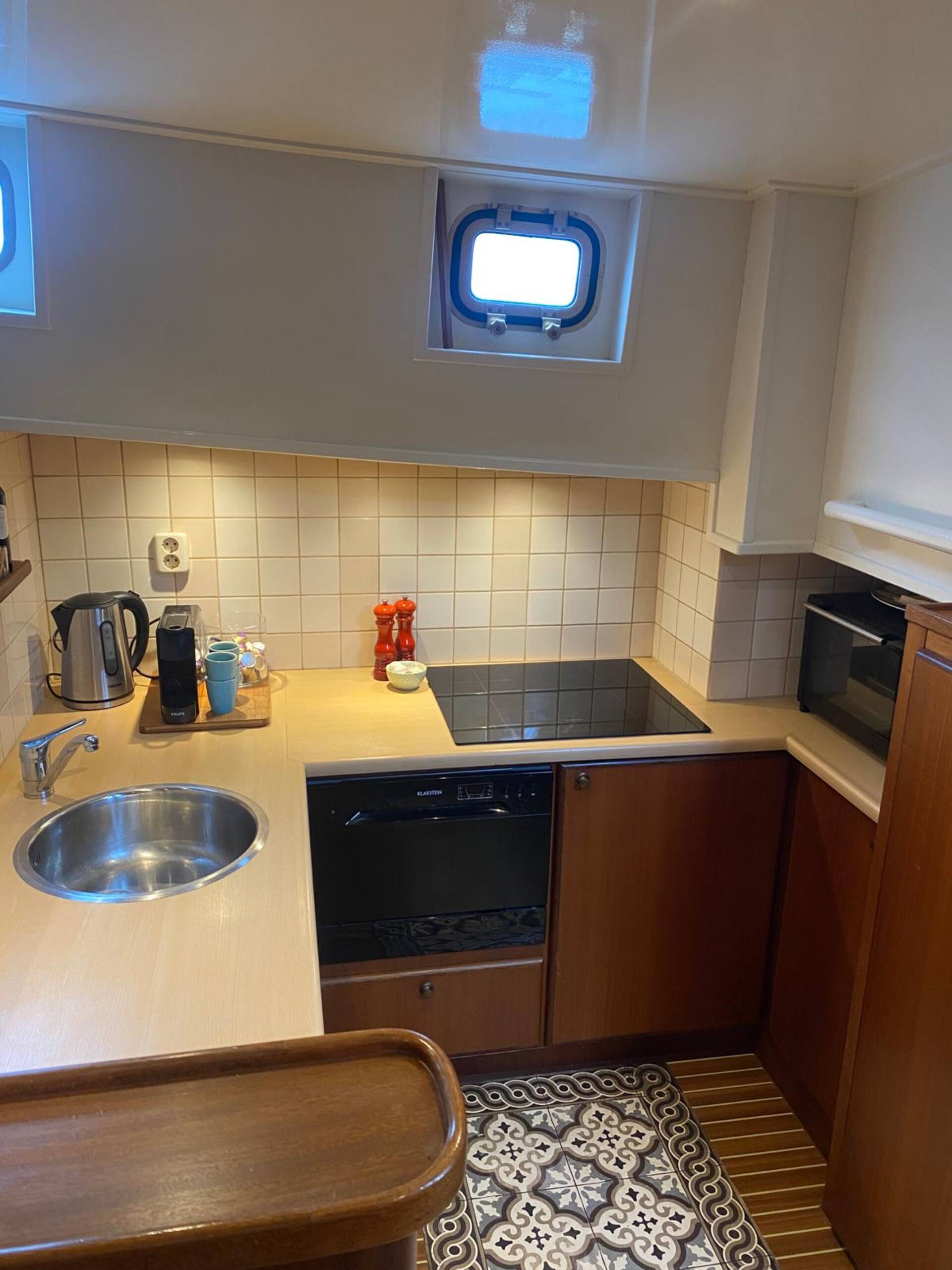 Keuken met inductiekookplaat en Nespresso-apparaat aan boord
